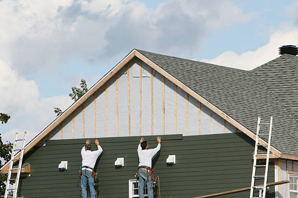 Professional Vinyl Siding technician working in Oakdale, NY
